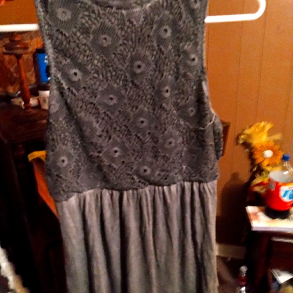Sleveless flowy top